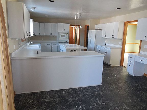 Lrge Kitchen with island 