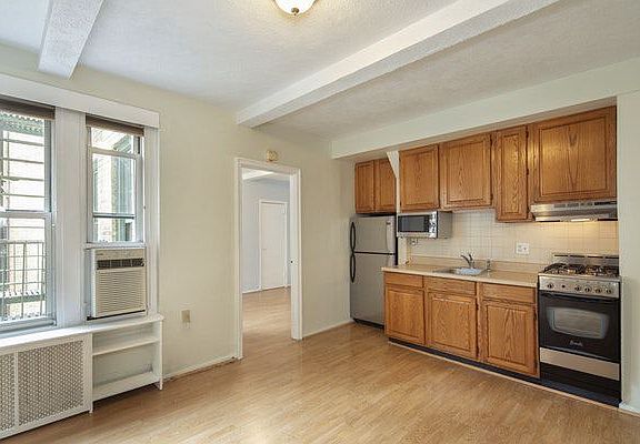 2nd image of 325 W 45th St APT 909