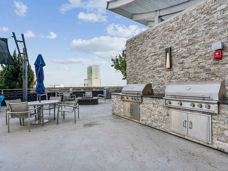 333 W Trade St #22 — Photo 27