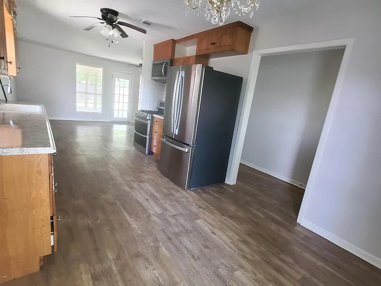 606 Francis Ct — Photo 2
