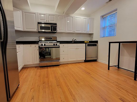 3rd image of 841 W Belle Plaine Ave #G