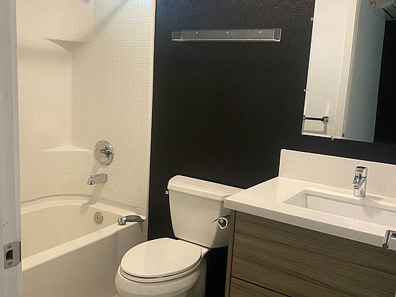 4th image of 14133 Calvert St #15