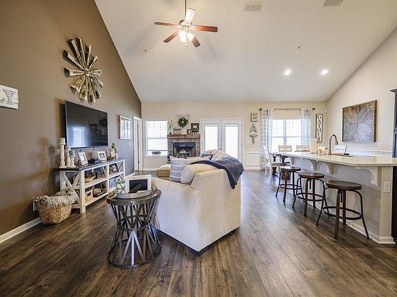 3rd image of 616 Creekbend Ln