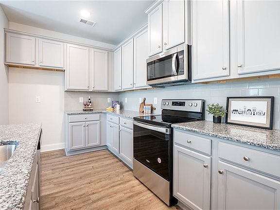 5th image of 121 Greenview Ct #1304