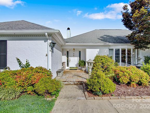 3rd image of 2781 Lakeview Dr