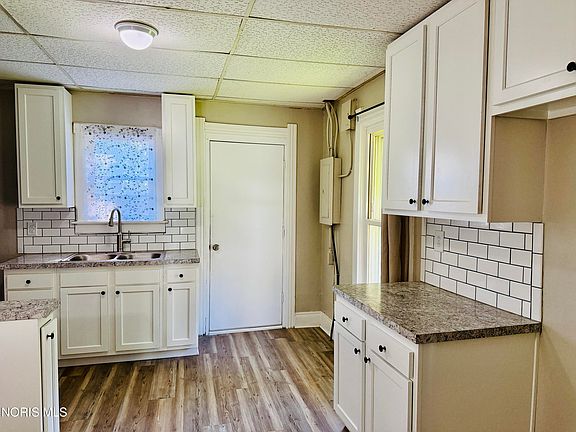 4th image of 736 Thayer St