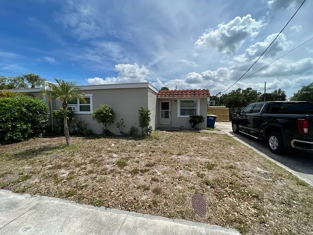 925 Marshall St — Photo 1