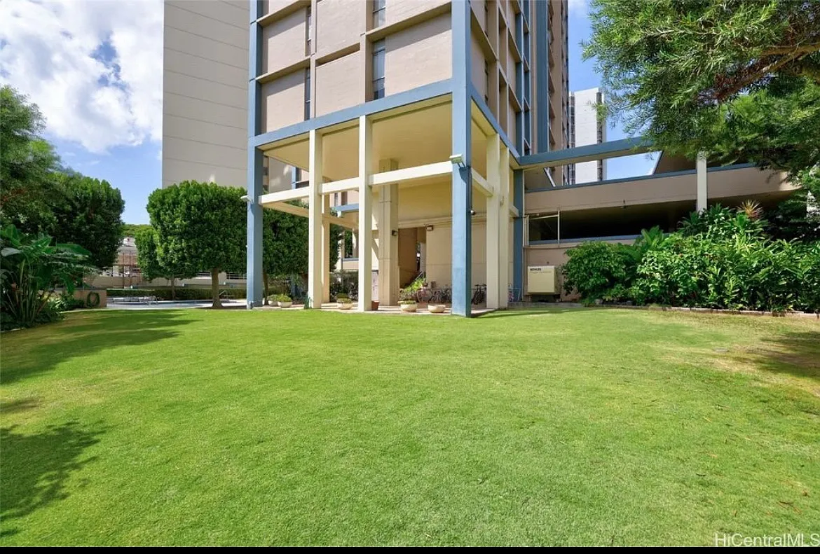 Building Photo - 2033 Nuuanu Ave #16B
