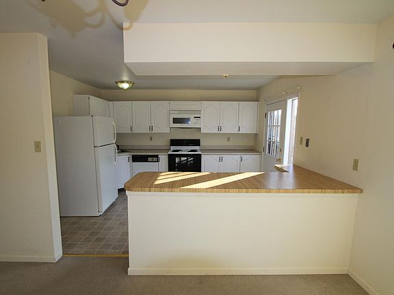 Kitchen with Breakfast bar