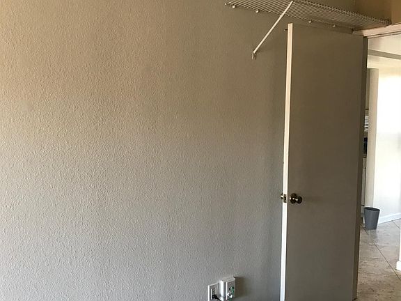 4th image of 4240 Menlo Ave