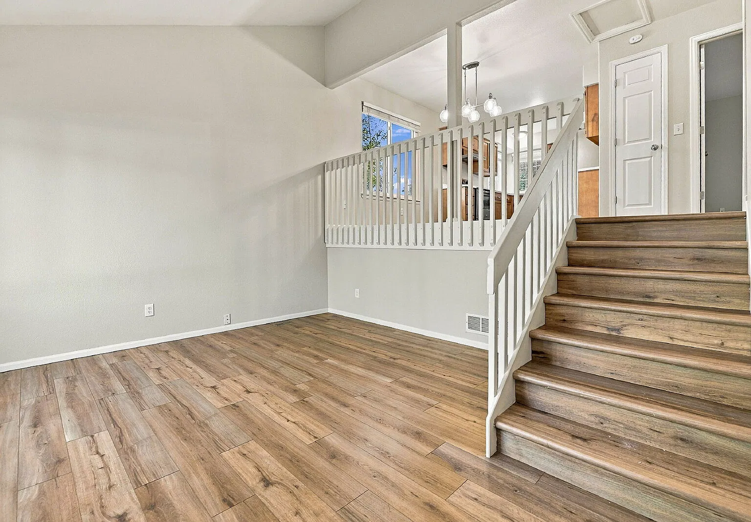 3 bed, 2.0 bath, 1420 sqft, $2,655 — Photo 2