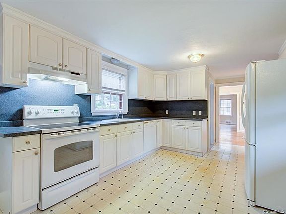 4th image of 76 Holland Ln