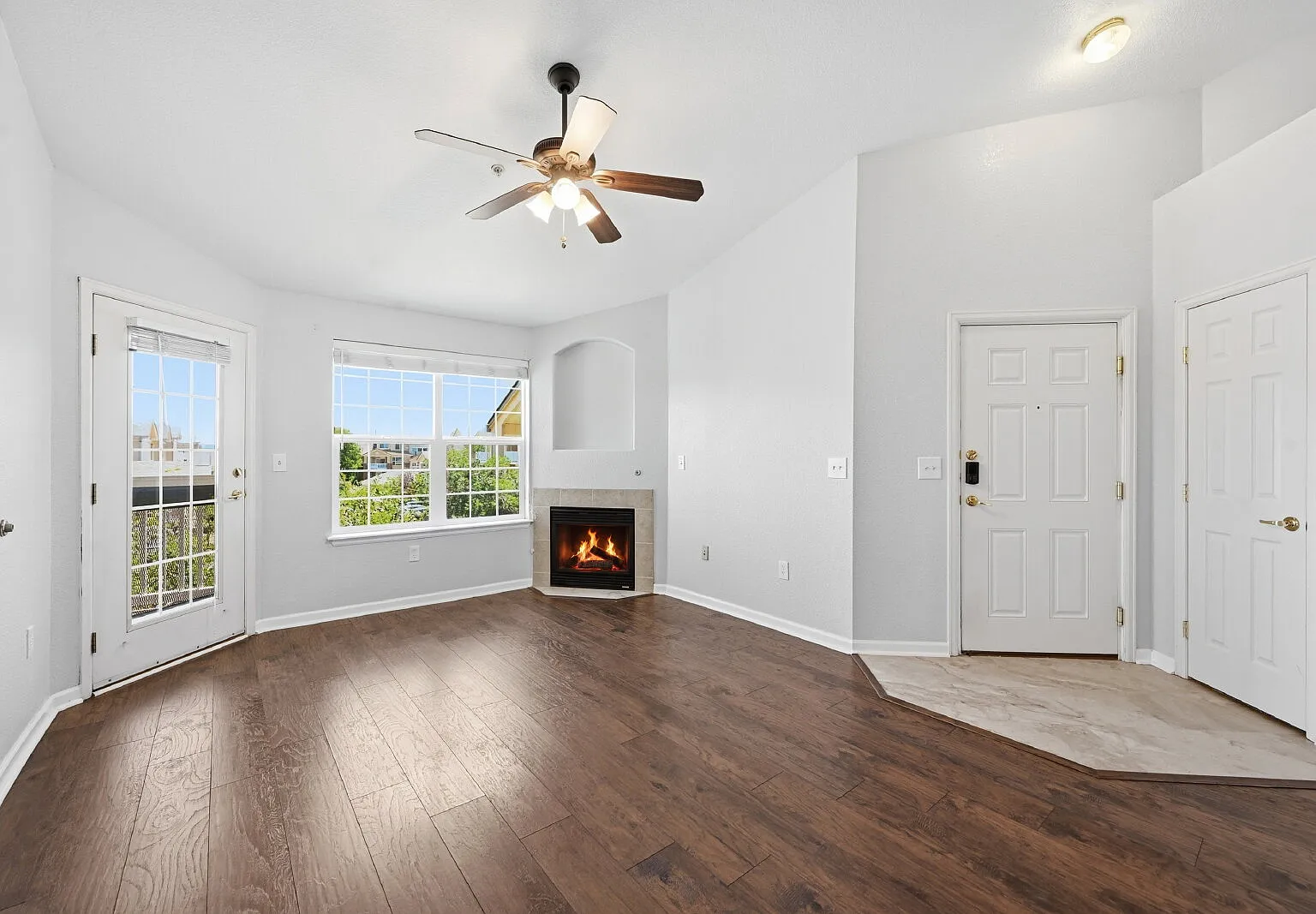 1 bed, 1.0 bath, 889 sqft, $1,596 — Photo 2