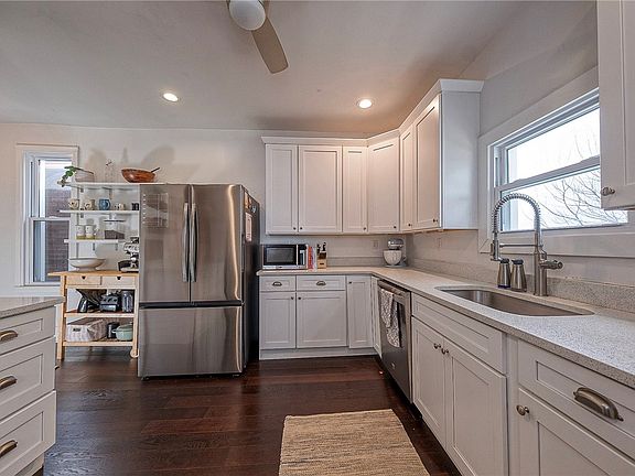 5th image of 833 Flemington St