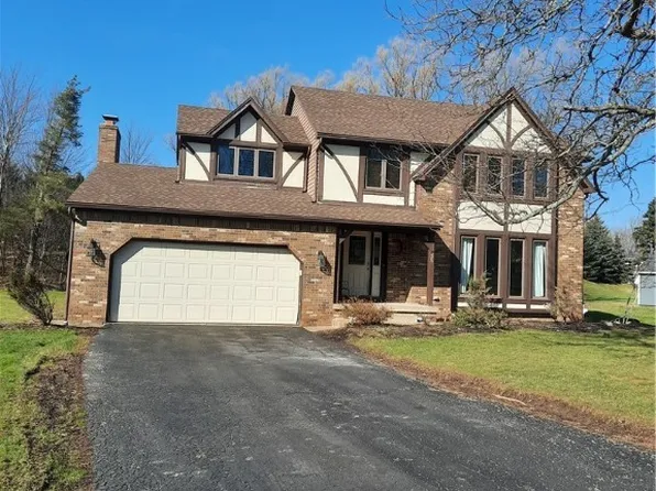 15 Ironwood Ct, Orchard Park, NY 14127