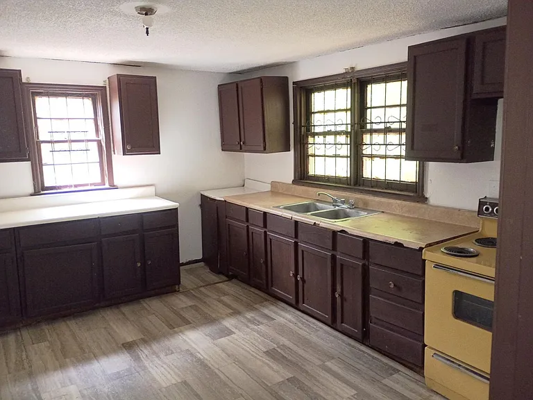 304 Wells Ave — Photo 2