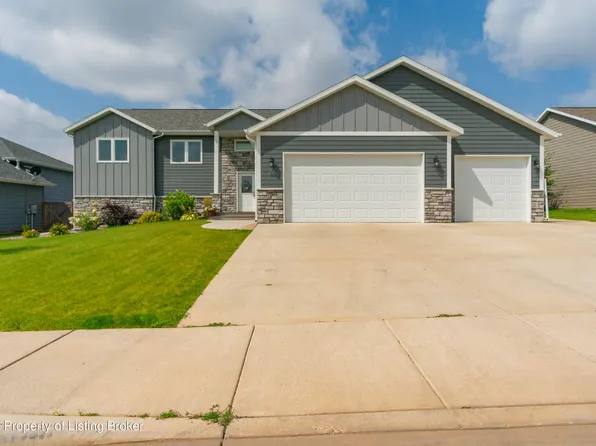 811 Pheasant Run Ave, Dickinson, ND 58601