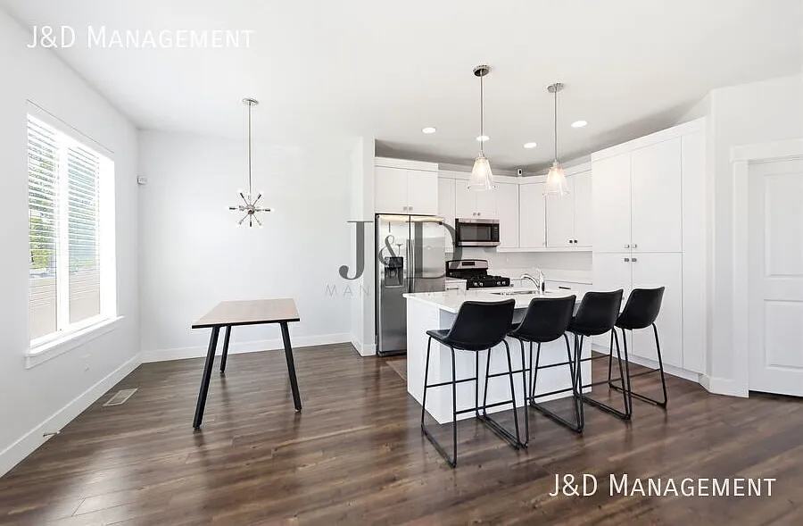 Waters Edge Townhome — Photo 1