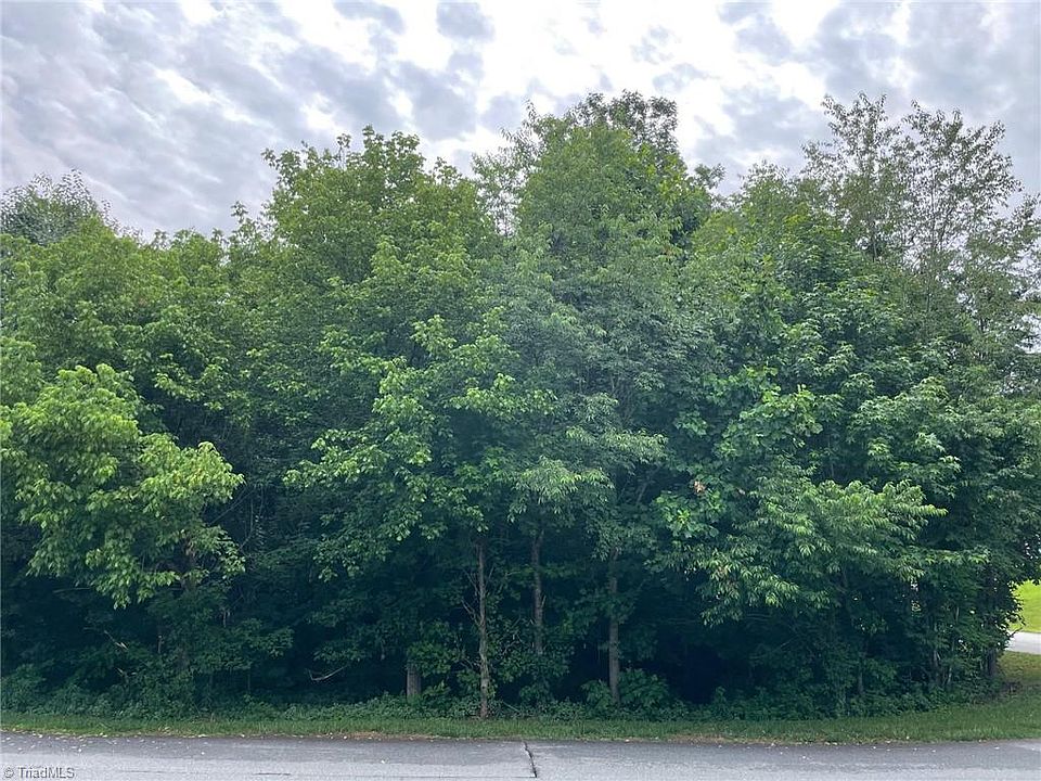 2nd image of 701 Garden Terrace Ln