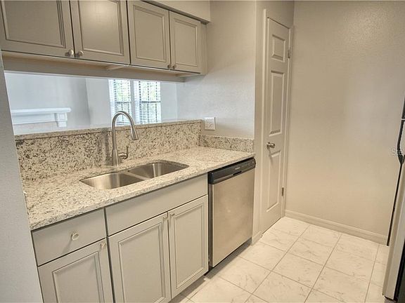 4th image of 1000 W Horatio St APT 219