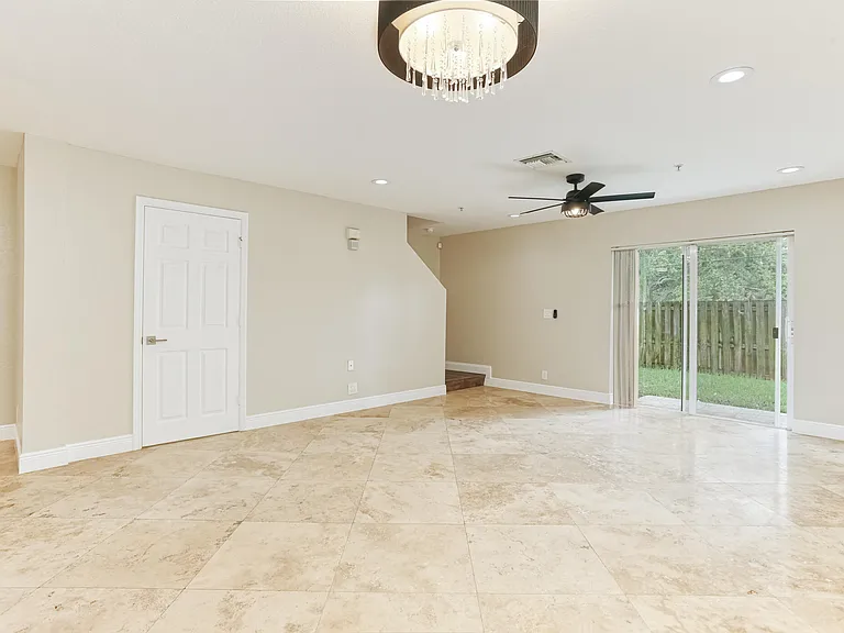 316 SE Bloxham Way — Photo 10