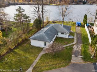 10922 Bob White Beach Blvd, Whitmore Lake, MI 48189