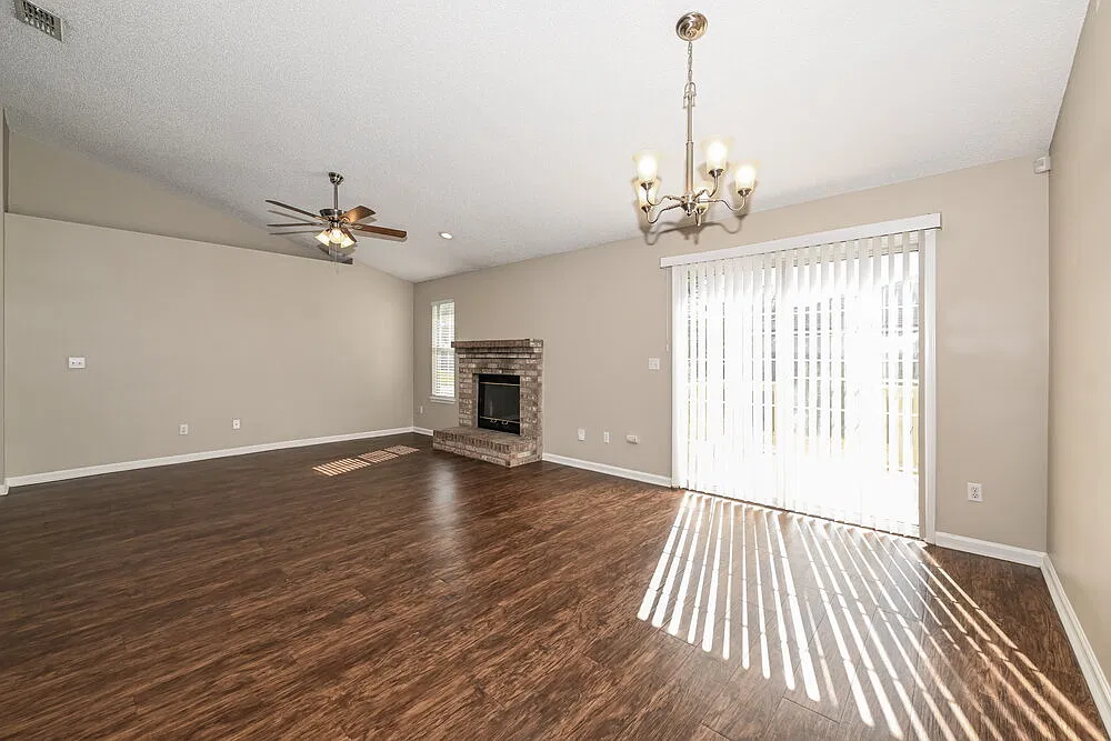 3 bed, 2.0 bath, 1455 sqft, $2,340 — Photo 4