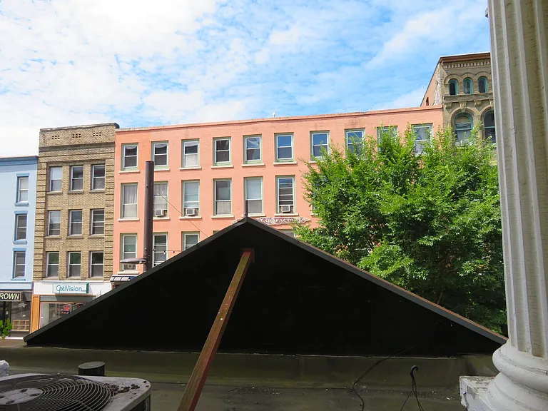 109 E State St — Photo 12