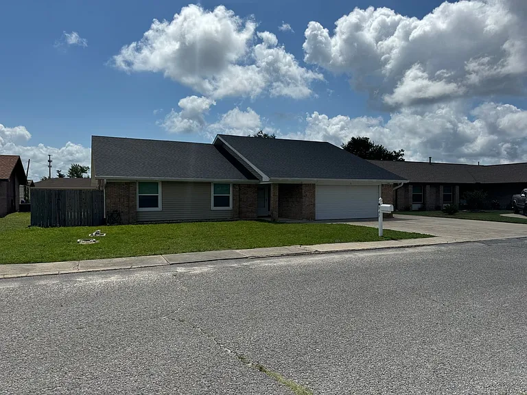 907 Lee Ct — Photo 1
