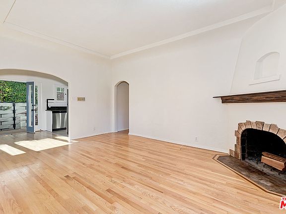 3rd image of 415 N Sherbourne Dr