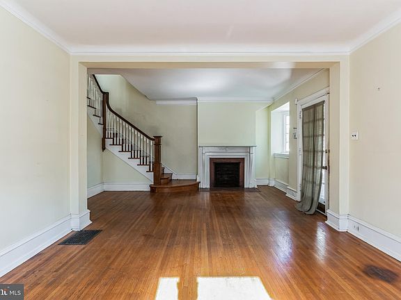 3rd image of 6341 Woodbine Ave