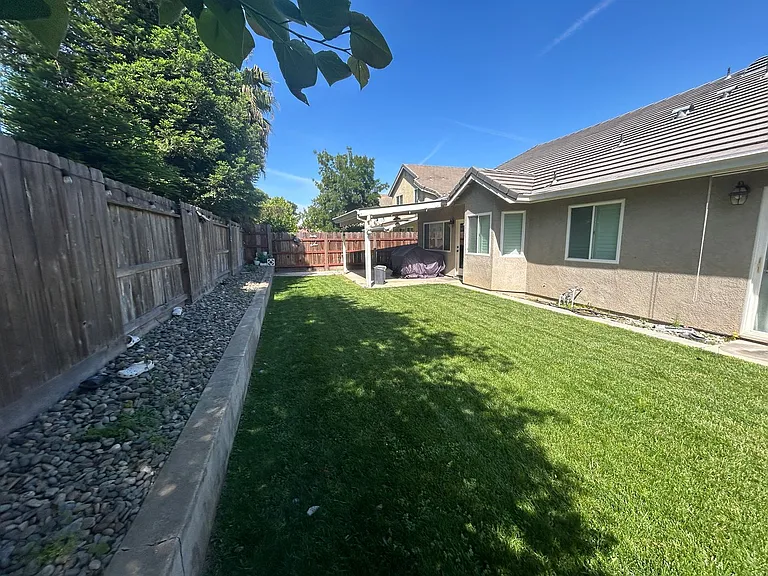2464 Oak Crest Dr — Photo 5