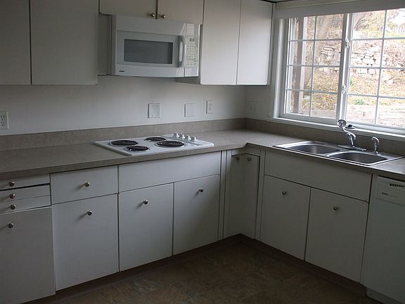 2nd image of 7717 Poppleton Plz APT 3