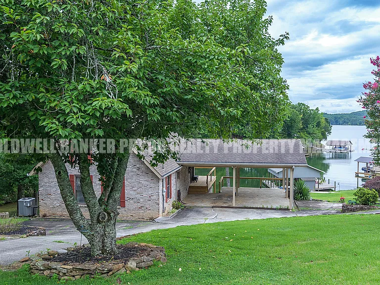 165 Lakeshore Ct — Photo 3