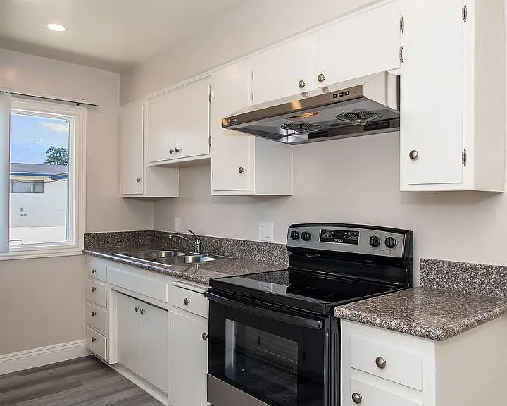 The Broadway Apartments — Photo 11