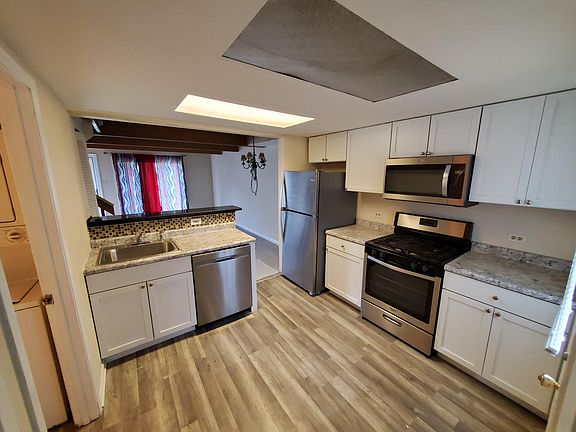 2nd image of 427 Meadow Green Ln