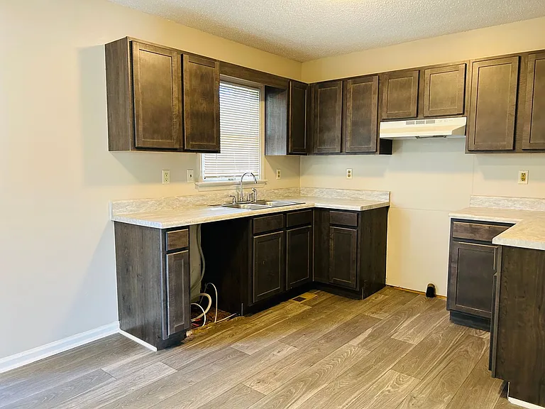 404 Poplar St — Photo 3