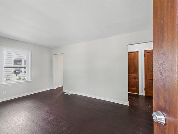 4th image of 1006 N Division Ave