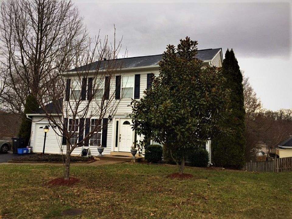 3BR 2.5 Bath, large yard, 