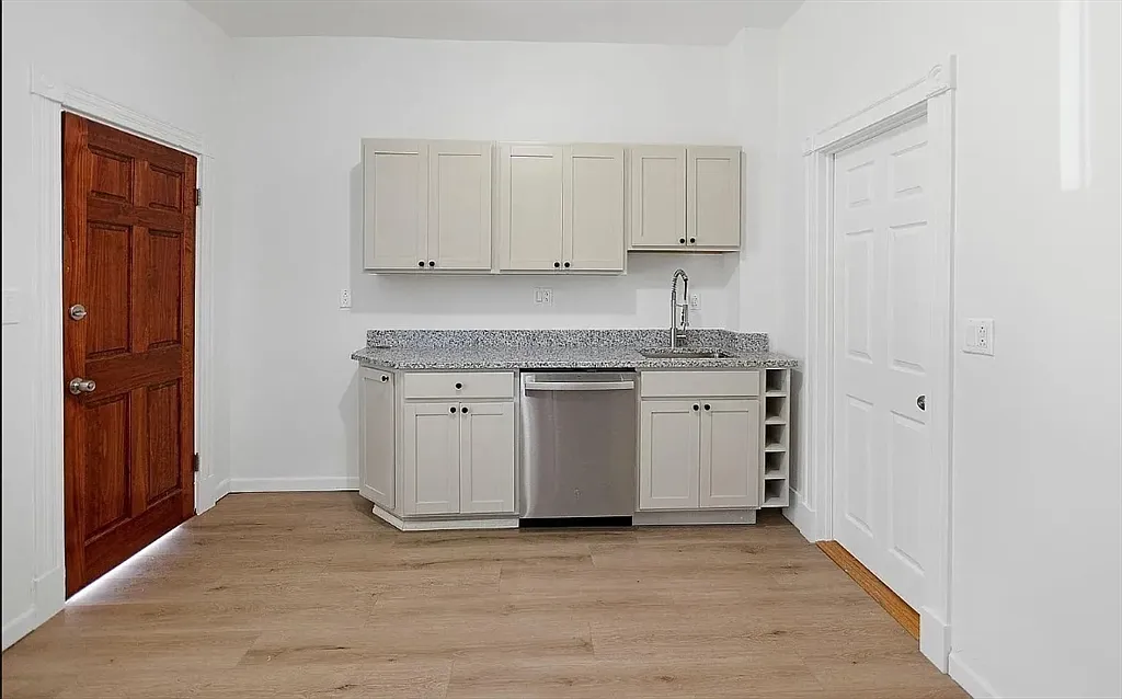 4 bed, 9999 sqft, $5,000 — Photo 3