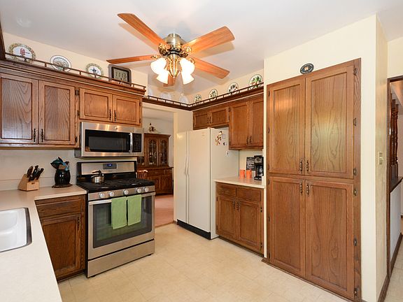 Newer Gas Range & Pantry