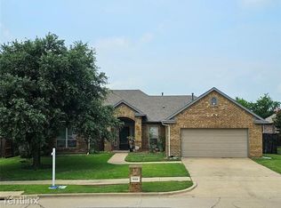 800 Woodcrest Dr #R, Ennis, TX 75119