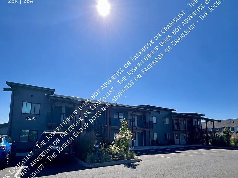 Town's Edge Apartments - 1555 E Badger Rd — Photo 24