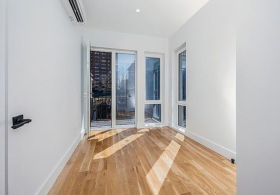 5th image of 598 Eagle Ave APT 4C