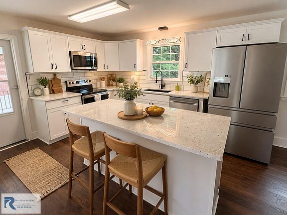 3rd image of 493 Lakeside Dr