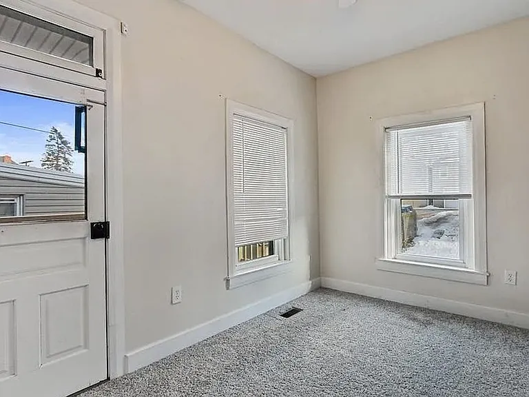 216 W Broadway — Photo 11