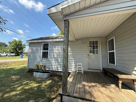 3rd image of 220 E Audd Ave