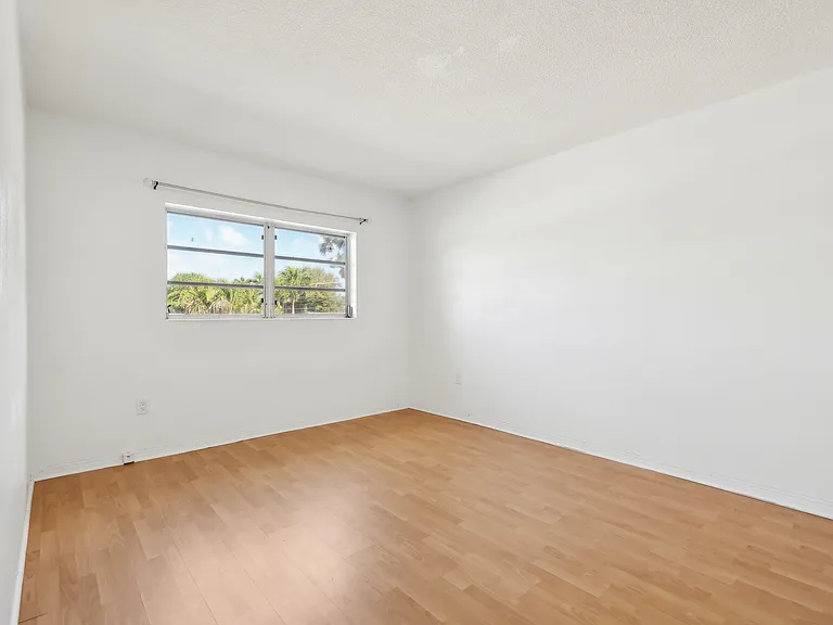 Esquire Apartments — Photo 25