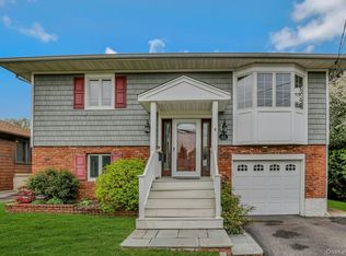 43 Floyd Pl, East Norwich, NY 11732
