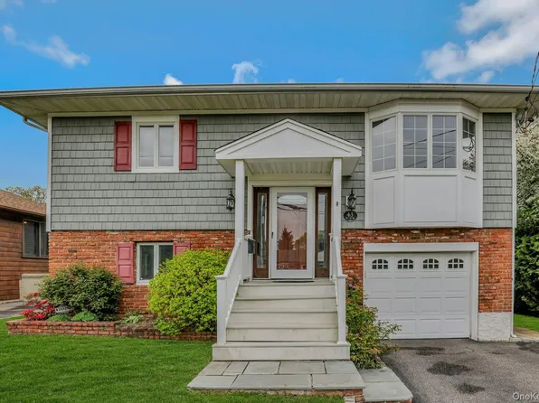 43 Floyd Pl, East Norwich, NY 11732